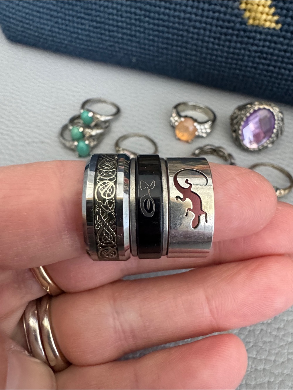 14 ASSORTED SILVER TONE FASHION RINGS. - Picture 7 of 11